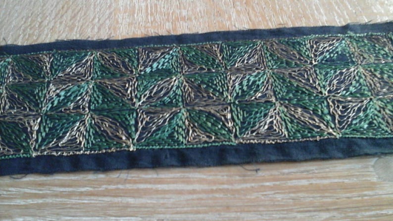 7cm flat galon of wide art deco by its geometric designs an 8 cm black canvas embroidered with green silk and gold metal wire