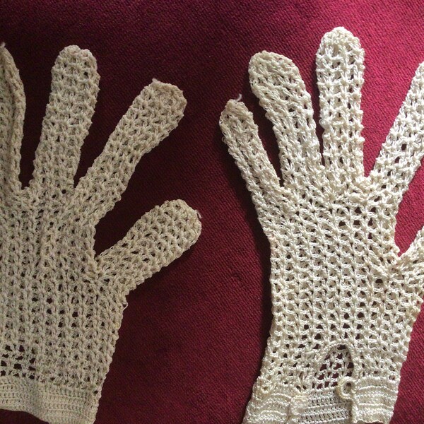 paire de gants  en rayonne couleur écrue fait au crochet taille femme 7.