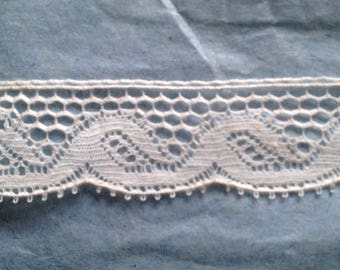 Lot of 10m of small Calais lace in white cotton measuring 1.5cm wide