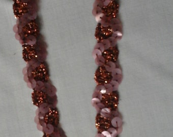 Galon  lurex couleur cuivrée  avec paillettes  rosées mesurant 1,2cm de large et vendu  au mètre