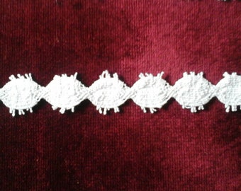 Galon croquet en coton blanc vintage fabrication française mesurant 2,5cm  de large et vendu au mètre