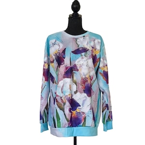 Sudadera unisex con estampado floral de iris y flores en morado y verde azulado. Ropa de arte botánico.