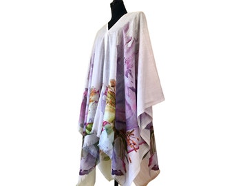 Arte originale del fiore di peonia bianca da indossare coprire la tunica poncho, pittura d'arte floreale di peonie stampata mantello drappeggiato estivo leggero per le donne