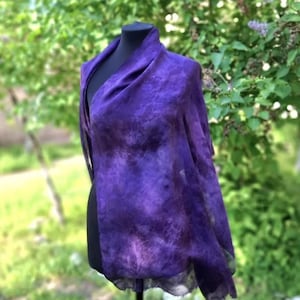 Bufanda de seda pintada a mano en color púrpura real, chal de seda batik shibori violeta y negro.