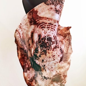 Bufanda de seda marrón teñida a mano, chal de seda marrón siena estilo batik shibori boho