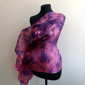 Lila Marsala handgefärbter Seidenschal Batik Seidenschal, handbemalter violetter Seidenschal, Abendwickelschal, Boho Shibori langer Seidenschal