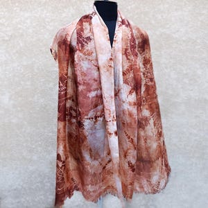 Écharpe en soie peinte à la main marron caramel, châle bohème en soie teint à la main, châle en batik, châle de soirée, cache shibori, cadeau unique pour elle