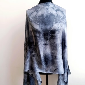 Bufanda de seda gris teñida a mano, 100 % seda morera, chal grande estilo bohemio batik shibori