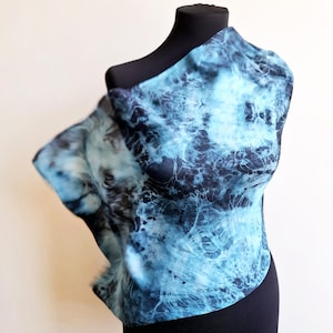 Pañuelo de seda turquesa negro teñido a mano, pañuelo de seda pequeño, pañuelo negro azul celeste para mujer, chal de seda batik para mujer, pañuelo shibori cian hecho a mano