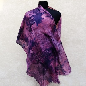 Écharpe en soie violette peinte à la main batik châle en soie violet prune, grande écharpe en soie violette surdimensionnée enveloppement de soirée, écharpe paréo en soie cadeau de mariage