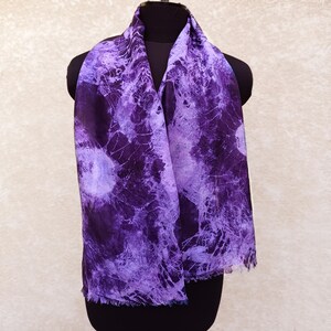 Lila Seidenschal handgefärbtes Halstuch Frauen, Batik Seidenschal für Frau, handgemachter Shibori kleiner Schal, einzigartiges Geschenk