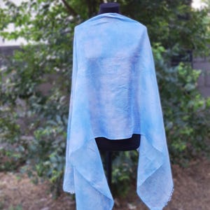 Bufanda de seda azul cielo teñida a mano, chal ligero de seda batik, elegante estola transparente.