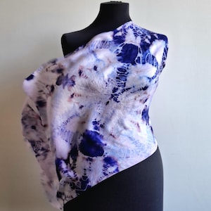 Rosa lila Batik Seidenschal kleines handgefärbtes Seidentuch, pink violettes Halstuch Frauen, Batik Tie Dye Seidenschal, handgemachter Shibori Schal