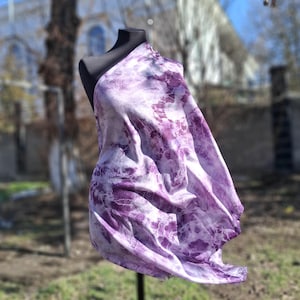 Bufanda de seda morada teñida a mano, chal de seda batik shibori ligero, envoltura violeta y blanca