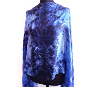 Bufanda de seda teñida a mano en azul y negro, chal estilo batik bohemio.