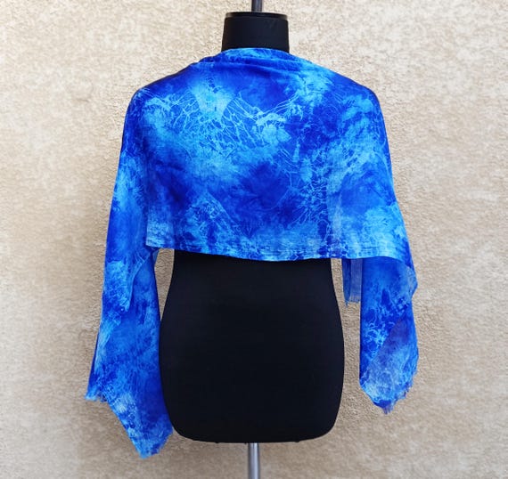 Sciarpa di seta blu azzurro tinta a mano in batik, sciarpa shibori