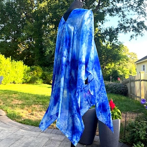 Túnica poncho de seda azul tingida à mão, manta de seda Batik, saída de praia tingida à mão, capa para maiô, capa poncho versátil