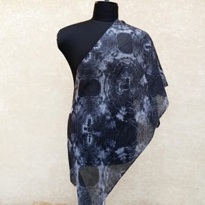 Pañuelo de seda teñido a mano en negro para el cuello, pañuelo batik tie dye para mujer, pañuelo pequeño de seda monocromático shibori japonés.