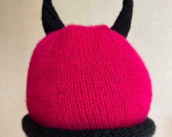 Bonnet Devil Beanie fuchsia et noir