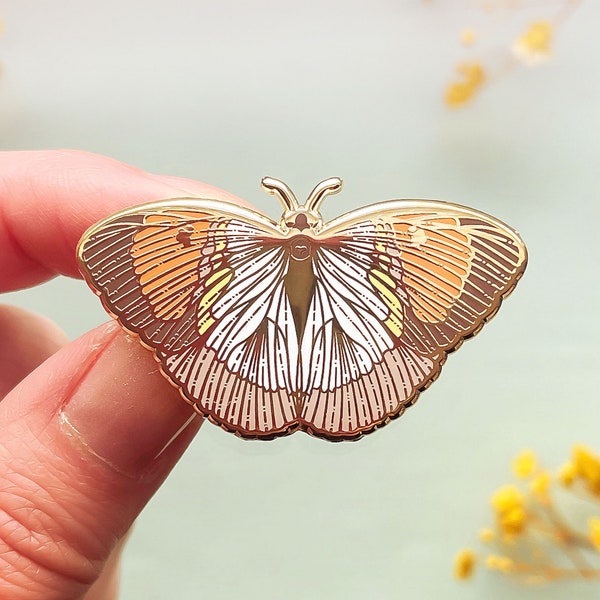 Pin de esmalte de mariposa con punta de color amarillo anaranjado