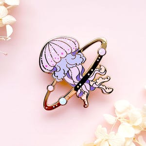 Pin esmaltado de medusa cósmica