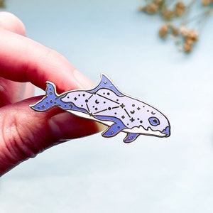 Volans Constelación Vaquita Delfín Esmalte Pin
