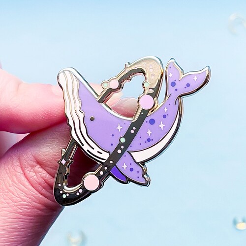 Pin de esmalte de ballena cósmica