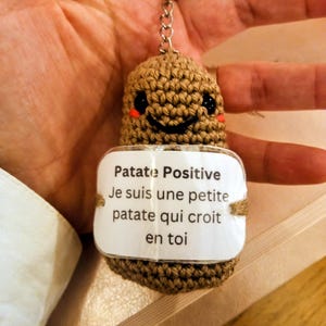 Gehäkelter Schlüsselanhänger mit positiver Kartoffelbotschaft – Lustiges Motivationsgeschenk, handgefertigt, mit positiver Botschaft