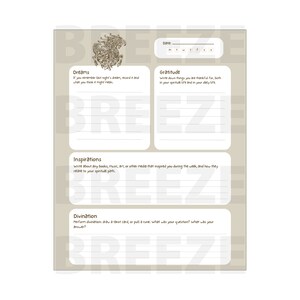 Puede incluir: Una p&aacute;gina de diario beige con secciones para Sue&ntilde;os, Gratitud, Inspiraciones y Adivinaci&oacute;n. El diario incluye indicaciones para registrar sue&ntilde;os, enumerar cosas por las que estar agradecido y reflexionar sobre las inspiraciones. La palabra "BREEZ" est&aacute; impresa en el fondo.