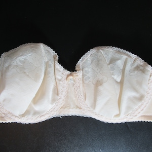 Vintage Maidenform's Sweet Nothings Emnbroidered Floral Lace Full