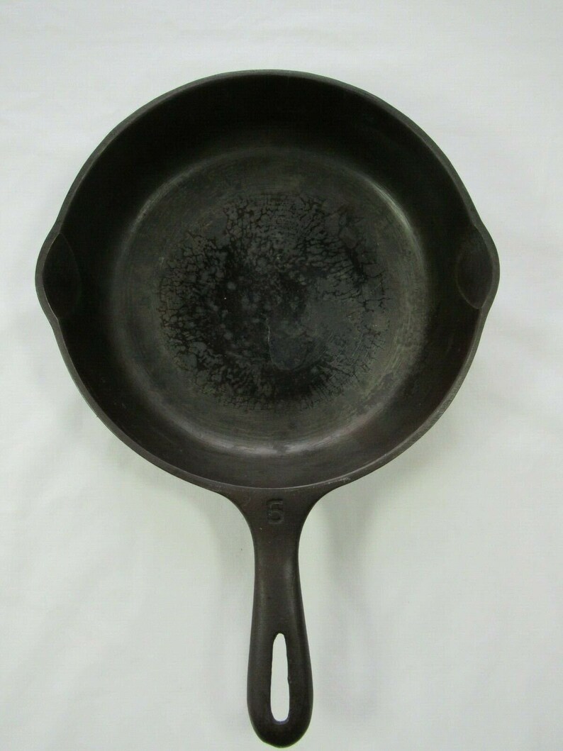 Vintage 9 Cast Iron Skillet, Made in USA, Pour Spout, R, Frying Pan