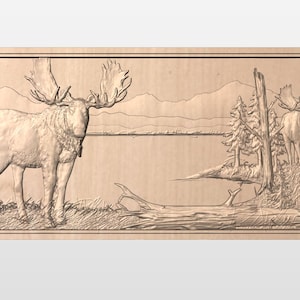 Peut inclure: Une sculpture en bois représentant deux orignaux debout dans une forêt au bord d'un lac. Les orignaux sont sculptés dans un style réaliste et l'arrière-plan présente des arbres, des montagnes et un lac.