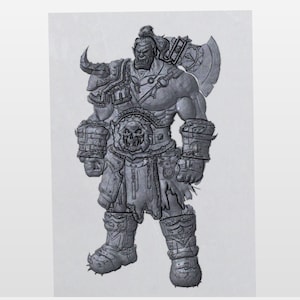 以下が含まれることがあります： 鎧を着て斧を持ったオークの戦士のグレーの細かいフィギュア。オークは獰猛な表情をしていて、ダイナミックなポーズで彫刻されています。