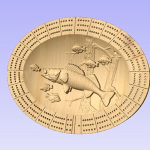 Può includere: Un tabellone da cribbage in legno con un design a pesce intagliato. Il tabellone ha una forma circolare e presenta una pista di punteggio attorno al bordo. Il design del pesce include un grosso persico e diversi pesci più piccoli.