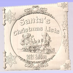 Puede incluir: Un letrero de madera blanco con un diseño circular que presenta un oso de peluche montando un tren. El texto "Santa's Christmas Lists 2022 Edition" se muestra en el letrero.