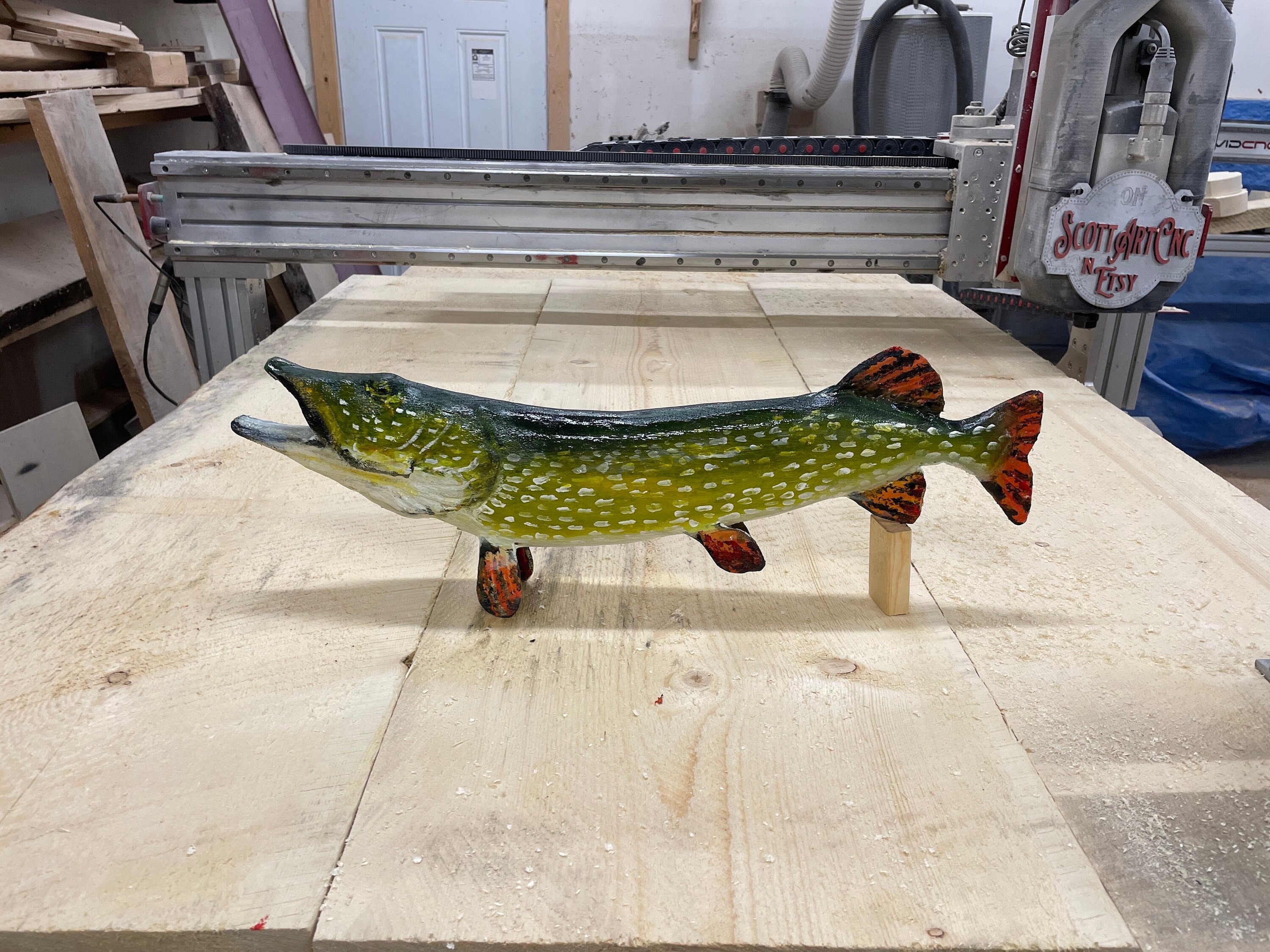 Sculpture sur bois en forme de pêche au brochet - Décoration