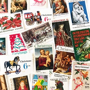 Pode incluir: Uma cole&ccedil;&atilde;o de selos de Natal vintage com v&aacute;rios temas natalinos, incluindo um tren&oacute;, um trem, uma &aacute;rvore de Natal, uma cena de Natividade e uma flor de Natal. Os sellos s&atilde;o de diferentes anos e t&ecirc;m diferentes denomina&ccedil;&otilde;es.