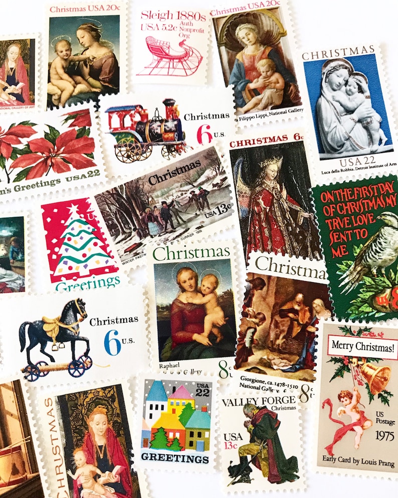 Pode incluir: Uma cole&ccedil;&atilde;o de selos de Natal vintage com v&aacute;rios temas natalinos, incluindo um tren&oacute;, um trem, uma &aacute;rvore de Natal, uma cena de Natividade e uma flor de Natal. Os sellos s&atilde;o de diferentes anos e t&ecirc;m diferentes denomina&ccedil;&otilde;es.
