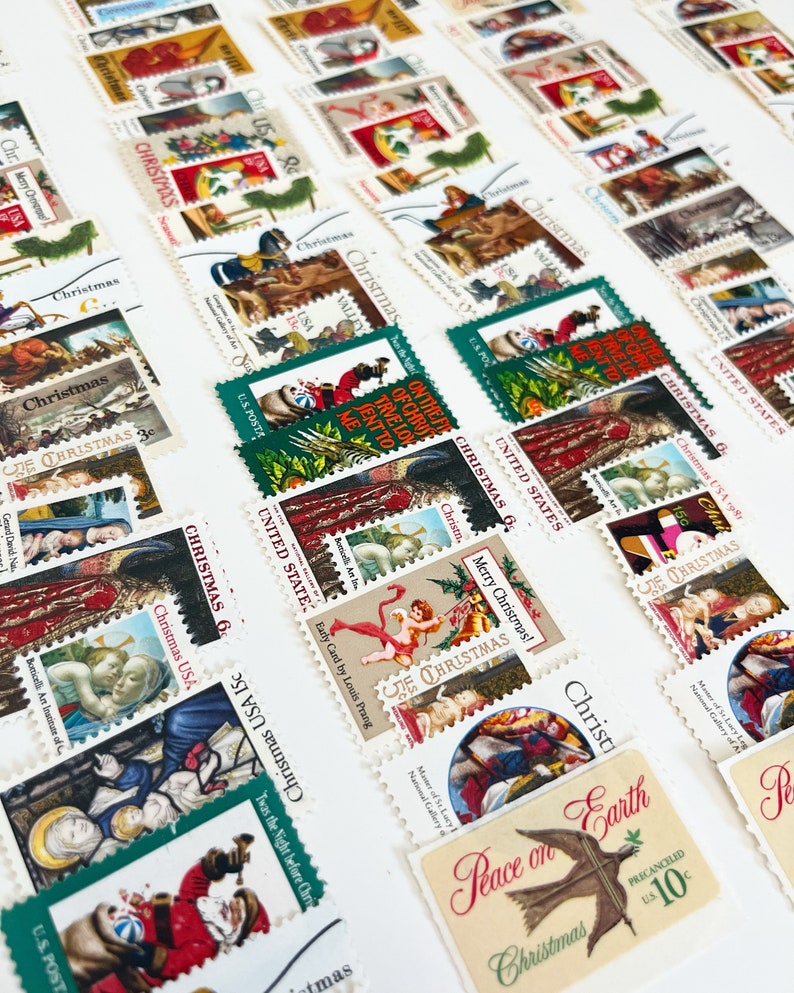 Pode incluir: Uma cole&ccedil;&atilde;o de selos de Natal vintage com v&aacute;rias cenas festivas, incluindo anjos, Papai Noel e paisagens de inverno. Os selos s&atilde;o de diferentes cores e tamanhos, e alguns foram cancelados com um carimbo postal.