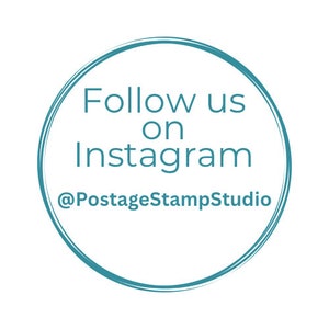 Pode incluir: C&iacute;rculo turquesa com o texto "Siga-nos no Instagram @PostageStampStudio"