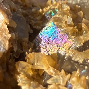 Schillernder Fluorit mit Calcit | Distrikt Loralai | Belutschistan Pakistan