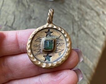 Colgante vintage de bronce y esmeralda forjado a mano
