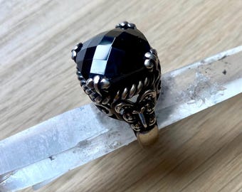 Anillo vintage de plata de ley con piedra facetada