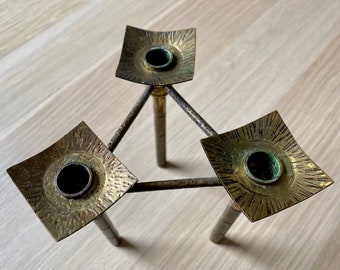 Candelabro de latón modernista