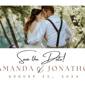 Puede incluir: Anuncio de boda con una foto de una pareja abrazándose al aire libre. El texto "Save the Date!" está en cursiva, con los nombres "AMANDA & JONATHON" y la fecha "AUGUST 22, 2024" debajo.