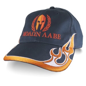 Peut inclure: Une casquette de baseball bleu marine avec un motif de flamme orange et blanche sur la visière. L'avant de la casquette présente un casque spartiate brodé avec une couronne de laurier et le texte "MOLON LABE" en orange.