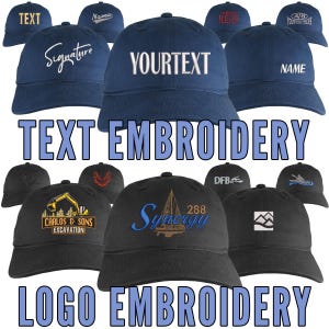 Peut inclure: Une collection de casquettes de baseball avec différents motifs brodés, y compris du texte et des logos. Les casquettes sont de différentes couleurs, notamment bleu, noir et rouge. Le texte sur les casquettes comprend "TEXT", "YOURTEXT", "NAME", "HERE", "A/B YOURTEXTHERE", "Signature", "DFB", "288", "Synergy", "CARLOS & SONS EXCAVATION". Les logos comprennent une chaîne de montagnes, un voilier et une excavatrice.