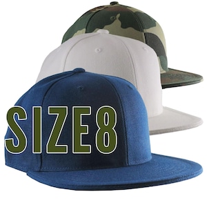 Op de afbeelding: Drie baseballpetten met platte klep. De voorste pet is marineblauw met de tekst "SIZE 8" in groen. De middelste pet is wit en de achterste pet heeft een camouflagepatroon in groen, bruin en beige.