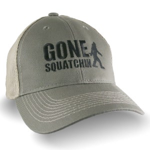 Gone Squatchin ユーモラスなサスカッチ ビッグフットのシルエット、調節可能なオリーブグリーンとタンのトラッカーズスタイルのボールキャップに黒の刺繍