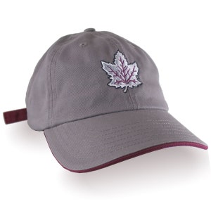 Canada Heritage Ahornblatt Stickerei auf einem verstellbaren, unstrukturierten, anthrazitfarbenen Ballkappenhut mit Personalisierungsoptionen